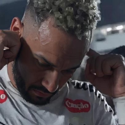 Neymar deixa o gramado após movimento que chamou atenção