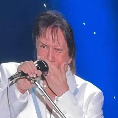 Roberto Carlos se emociona ao cantar Meu Pequeno Cachoeiro em cidade natal