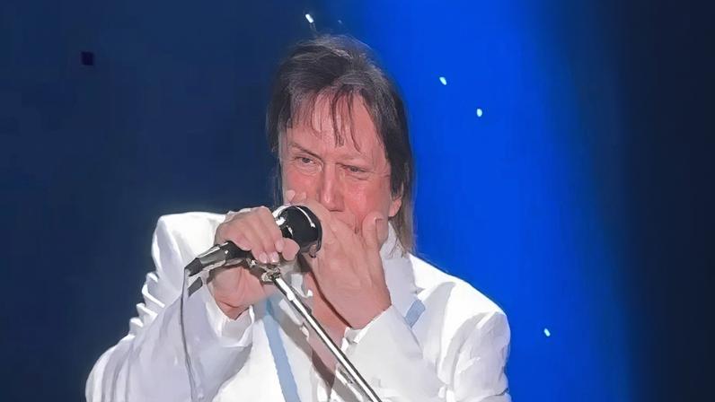 Roberto Carlos se emociona ao cantar Meu Pequeno Cachoeiro em cidade natal