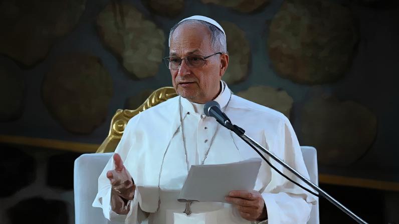 Papa Leão XIV diz que mundo é devastado por tiranos após ser alvo de Trump