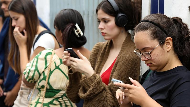 Estudantes aguardam abertura dos portões no segundo dia do Exame Nacional do Ensino Médio (Enem), no Cefet Maracanã, na zona norte do Rio de Janeiro.