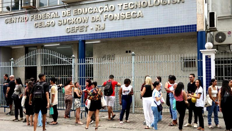 Rio de Janeiro (RJ), 16/11/2025 – Estudantes aguardam abertura dos portões no segundo dia do Exame Nacional do Ensino Médio (Enem), no Cefet Maracanã, na zona norte do Rio de Janeiro. Foto: Tomaz Silva/Agência Brasil