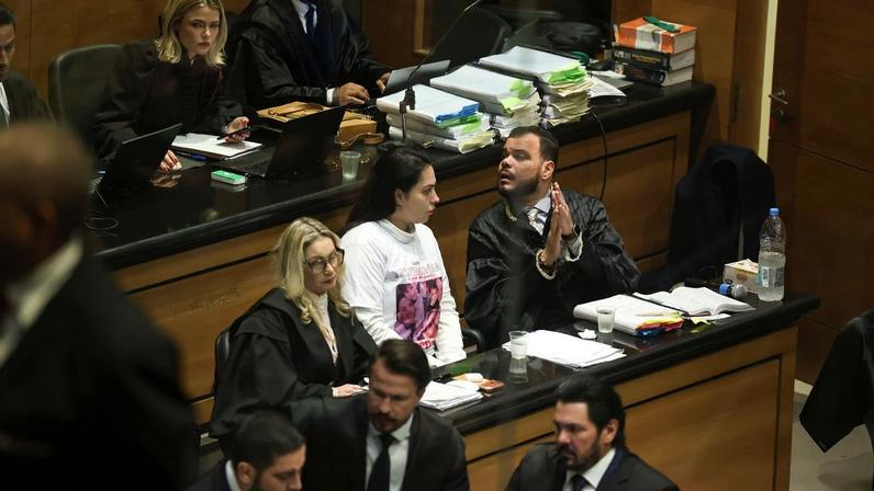 A mãe do menino Henry Borel, Monique Medeiros e advogados de defesa durante Tribunal do Júri, no Tribunal de Justiça do Rio de Janeiro, no centro da capital fluminense.