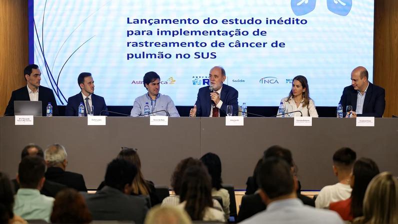 Rio de Janeiro (RJ), 01/04/2026 – Mesa de lançamento de estudo do Instituto Nacional de Câncer (INCA) para implementação de programa nacional de rastreamento de câncer de pulmão no Sistema Único de Saúde (SUS), apresentado no Hospital Souza Aguiar, no centro do Rio de Janeiro. Foto: Tomaz Silva/Agência Brasil