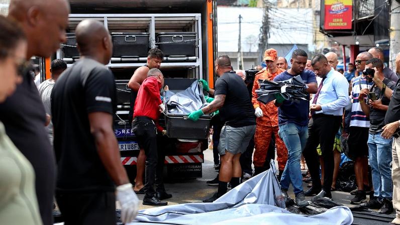 Dezenas de corpos são trazidos por moradores para a Praça São Lucas, na Penha, zona norte do Rio de Janeiro. Operação Contenção.