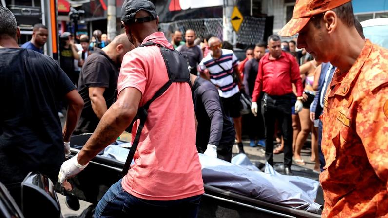 Dezenas de corpos são trazidos por moradores para a Praça São Lucas, na Penha, zona norte do Rio de Janeiro. Operação Contenção.