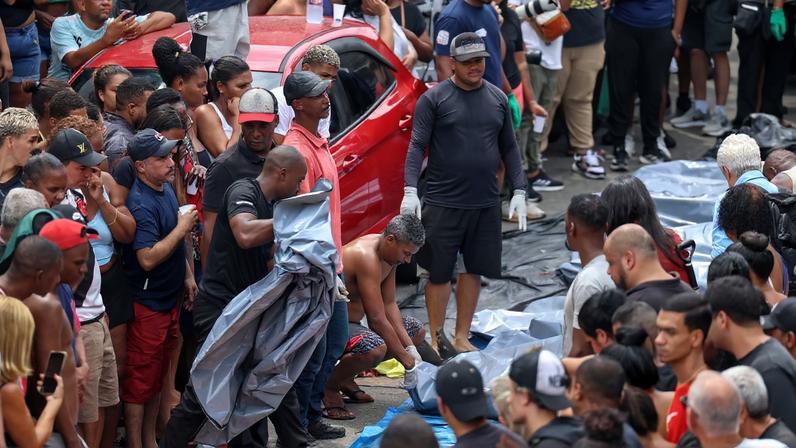 Dezenas de corpos são trazidos por moradores para a Praça São Lucas, na Penha, zona norte do Rio de Janeiro. Operação Contenção.
