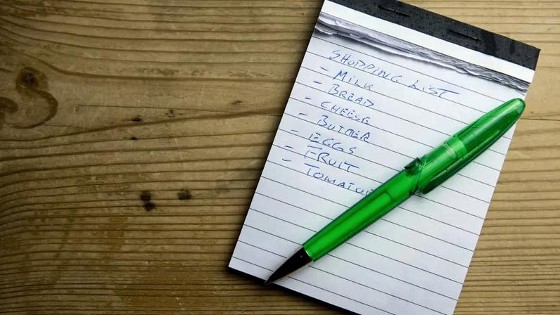 A psicologia explica: quem escreve lista de compras no papel tem esse traço raro