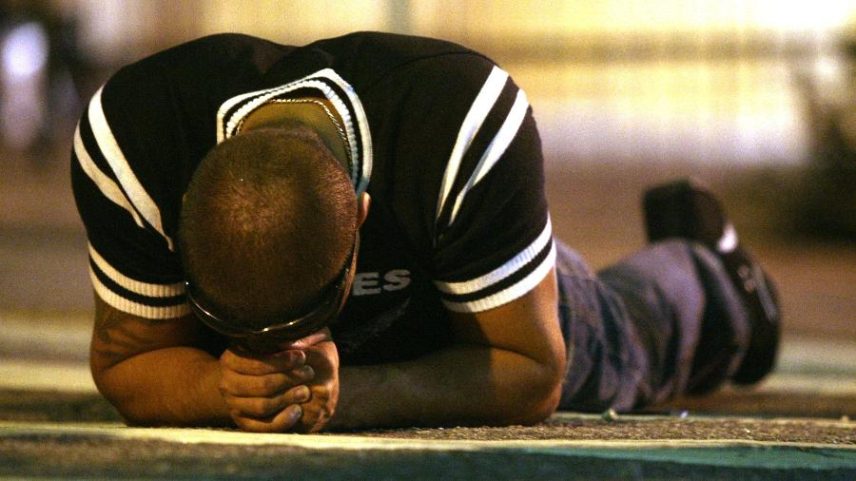 Torcedor corintiano chora após o rebaixamento em 2007
