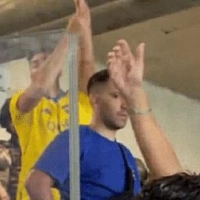 Torcedor do Boca imita macaco durante partida contra Cruzeiro no Mineirão