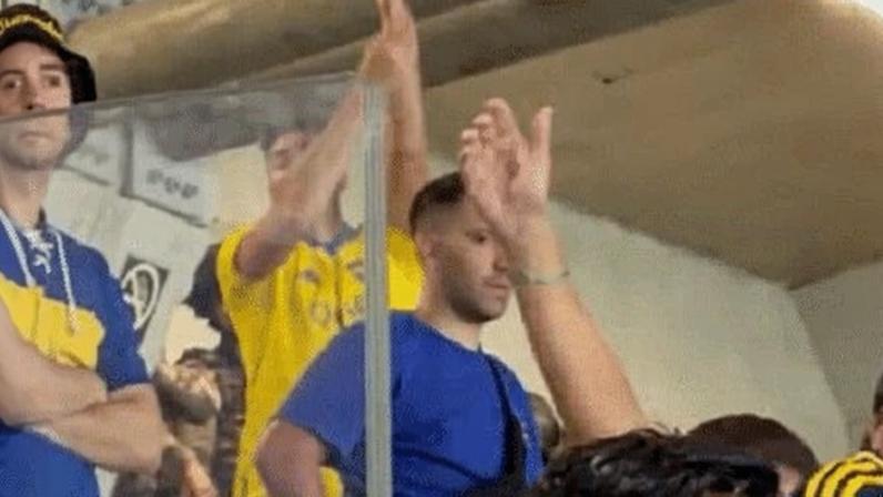 Torcedor do Boca Juniors é flagrado fazendo gestos racistas durante jogo contra o Cruzeiro