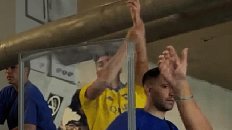Torcedor do Boca Juniors é flagrado fazendo gestos racistas durante jogo contra o Cruzeiro