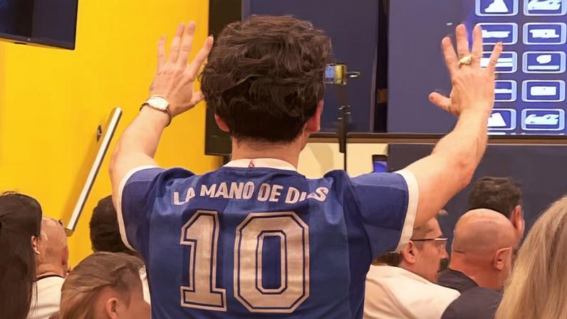 Torcedor argentino invade coletiva de Scaloni — Foto: Reprodução/X