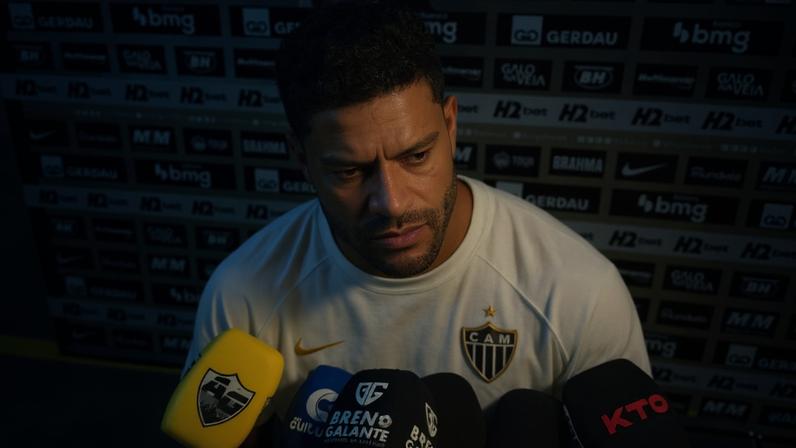 Hulk durante a zona mista após Galo x Ceará (Foto: Artur Henrique/Lance!)