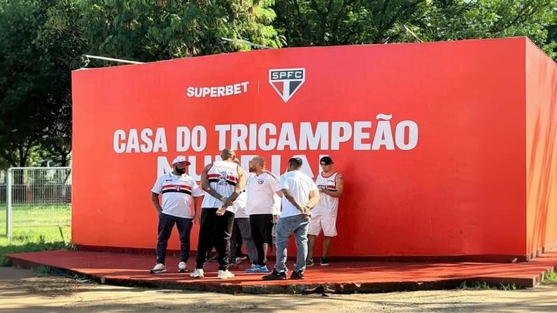 Torcedores do São Paulo vão ao CT protestar contra dirigentes do clube