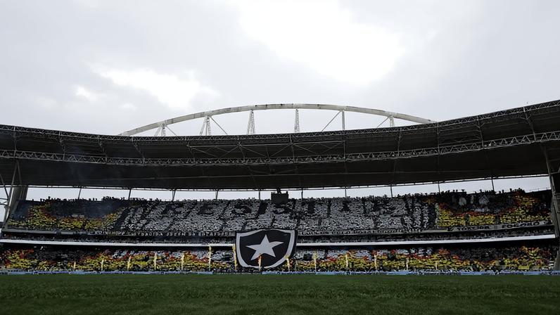 Na imagem, o escudo do Botafogo em destaque no estádio Nilton Santos