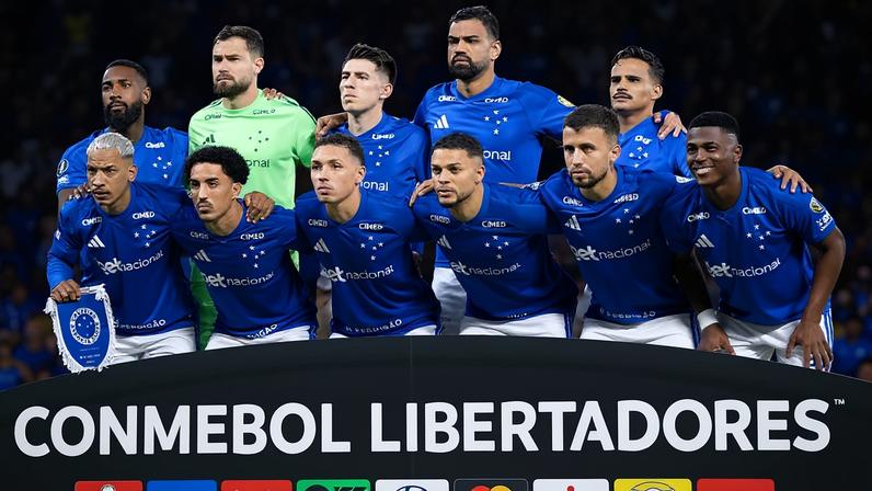 Time do Cruzeiro antes de enfrentar a Católica (Foto: Gustavo Aleixo/Cruzeiro)