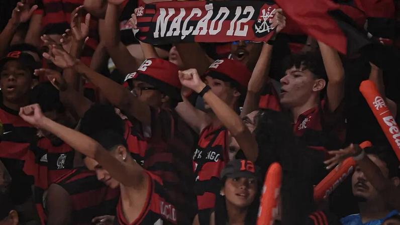 Torcida do Flamengo agita clássico contra o Vasco no NBB