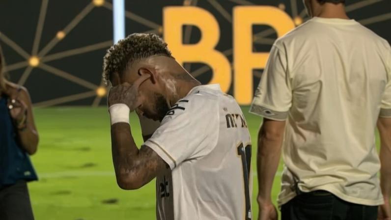 Torcida protesta após derrota na Vila, e Neymar coloca dedos nos ouvidos