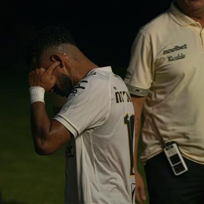 Trajano ironiza Neymar após gesto de colocar dedo no ouvido