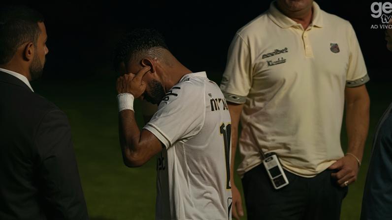 Neymar com dedo no ouvido pode ser campanha de cotonete, diz Trajano