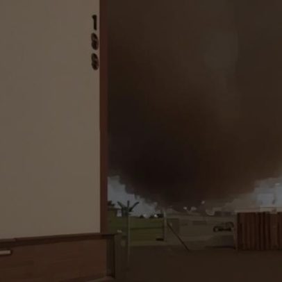 Tornado em Oklahoma arranca telhados e derruba postes de energia