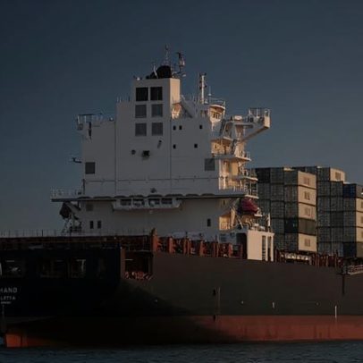 EUA interceptam navio iraniano no Golfo de Omã e assumem controle, diz Trump