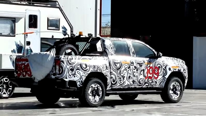 Toyota Hilux elétrica - flagra traseiro (Argentina) — Foto: Reprodução/Autoblog