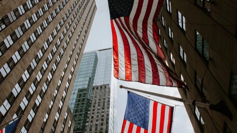 Pedidos de auxílio desemprego caem nos EUA