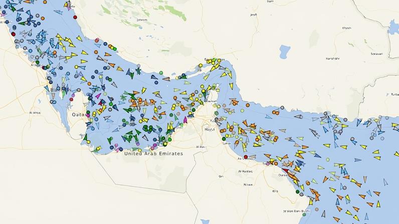 Movimentação de navios no estreito de Ormuz na manhã de 4ª feira (8.abr.2026); mapa mostra embarcações em trânsito e outras ancoradas, com fluxo ainda reduzido