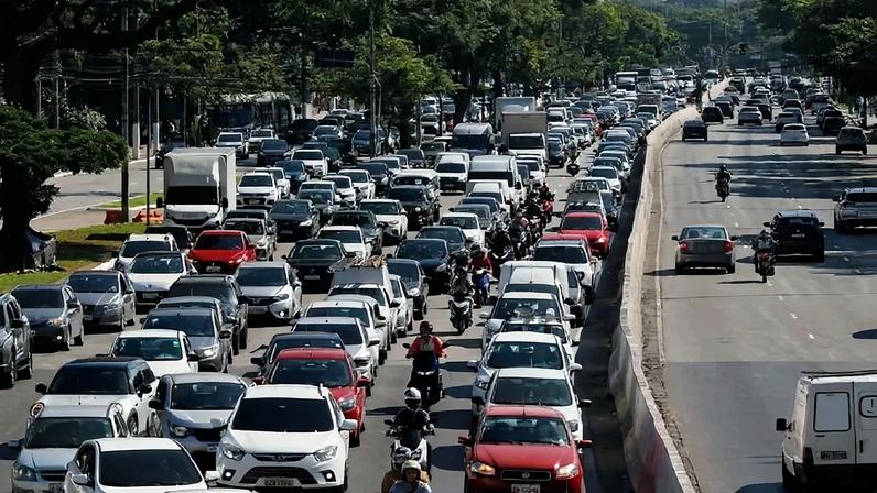 Quase 60% dos brasileiros também preferem usar a caminhada e o ciclismo como meio de transporte (Fernando Frazão/Agência Brasil)