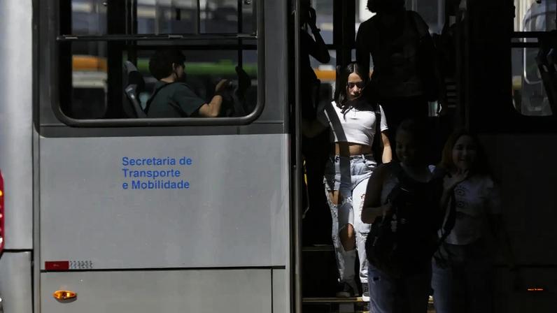 Movimentação de passageiros e ônibus na Rodoviária do Plano Piloto. Nos dias 8 e 9 de agosto acontece, em Brasília, o 36º Seminário Nacional de Transporte Urbano, em que empresários, entidades de classe, especialistas e representantes de governo debatem as mudanças necessárias no setor.