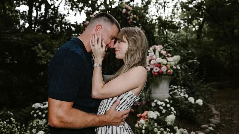 Na foto a cantora Taylor Swift aparece em um jardim com a testa colada a do noivo, Travis Kelce. O casamento de Taylor Swift pode acontecer em 2026