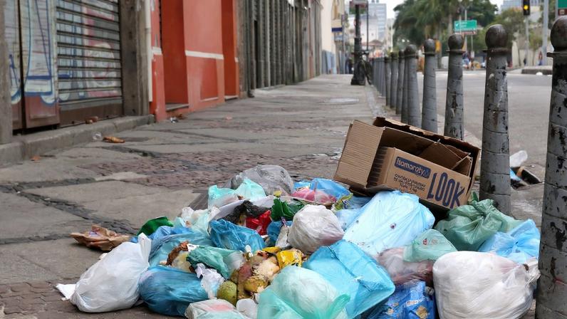 Lixo se acumula pela cidade após garis entrarem em greve. Os funcionários da Comlurb, empresa de limpeza urbana municipal, decidiram ontem(28) entrar em greve.