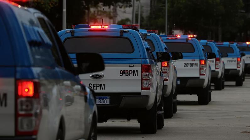 A secretaria de estado de Polícia Militar do Rio de Janeiro entrega mais um lote de 114 viaturas adquiridas no ano passado para recompor a frota da corporação.
