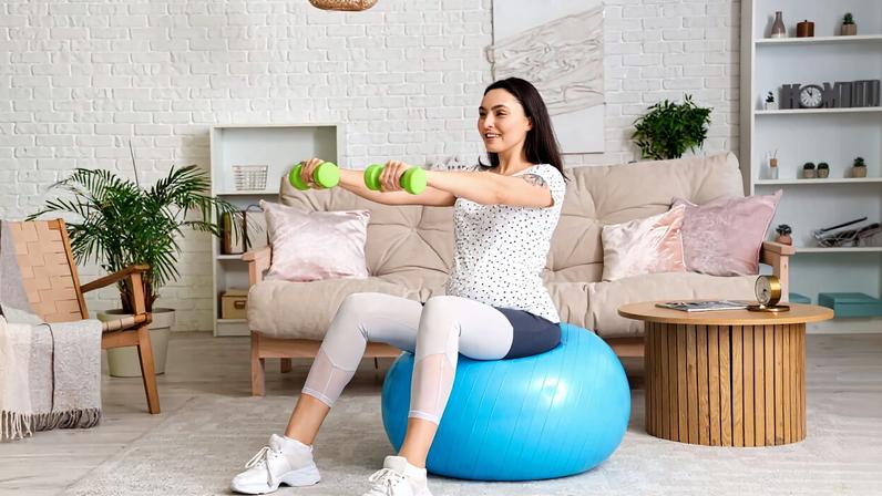 Treino em casa pode ser tão eficaz quanto a academia quando há planejamento, objetivos definidos e regularidade na rotina de exercícios