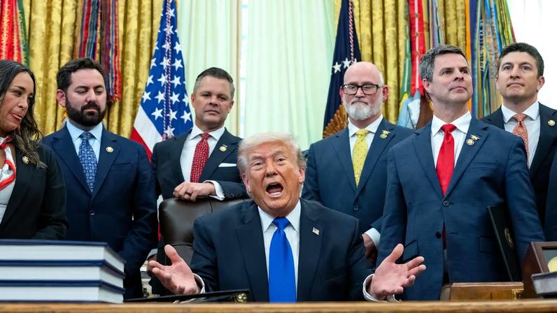 O presidente dos EUA, Donald Trump, durante conversa com jornalistas nesta quinta (30), na Casa Branca. (Foto: AARON SCHWARTZ/EFE/EPA/POOL)