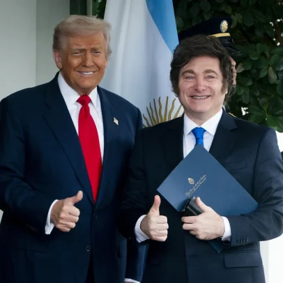 Milei reforça aliança com EUA em visita a porta-aviões nuclear na Argentina