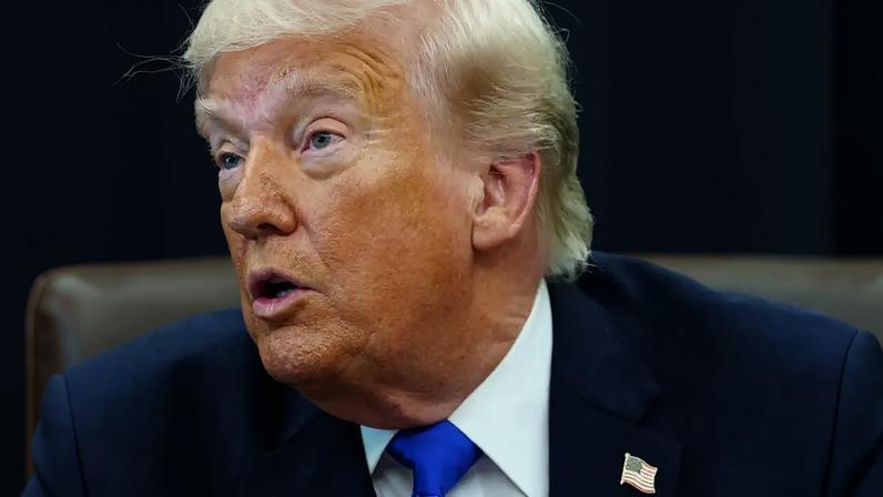 O presidente dos Estados Unidos, Donald Trump, durante conversas com jornalistas na Casa Branca. (Foto: AARON SCHWARTZ/EFE/EPA/POOL)