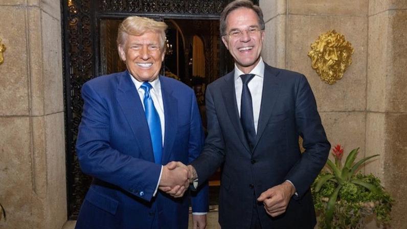 O secretário-geral da aliança militar, Mark Rutte (à dir.), agora enfrenta questionamentos de países europeus sobre sua estratégia de aproximação com o presidente norte-americano, Donald Trump (à esq.)