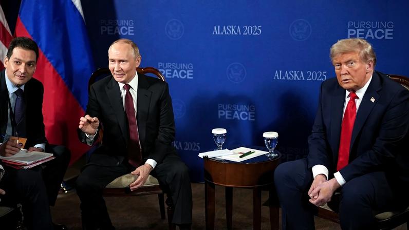 Imagem colorida de Trump e Putin em cúpula - Metrópoles