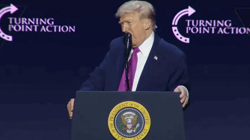 Trump durante discurso em comício do Turning Point USA, no Arizona