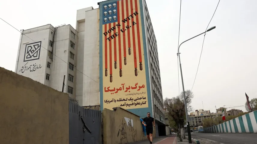 Propaganda contra os EUA em prédio em Teerã, capital iraniana (Foto: ABEDIN TAHERKENAREH/EFE/EPA)