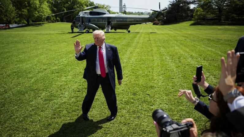 Trump acena para jornalistas no gramado da Casa Branca, ao fim de entrevista coletiva nesta quinta-feira (16) (Foto: GRAEME SLOAN/EFE/EPA)