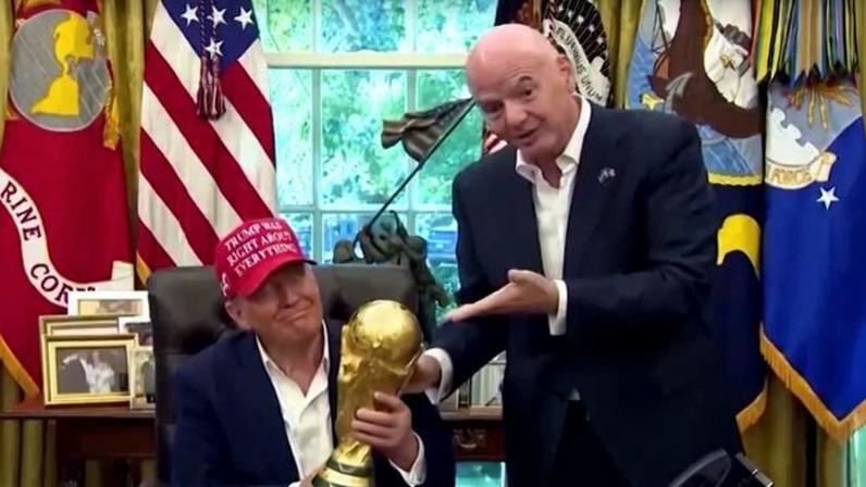 Infantino entrega troféu da Copa para Trump | Reuters