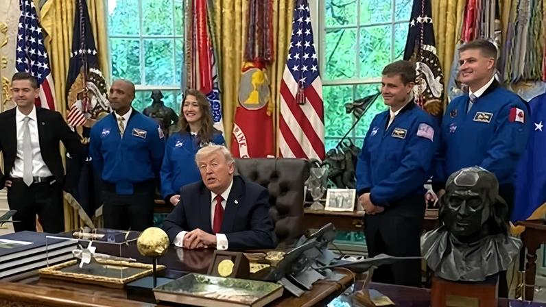 Trump recebeu os astronautas da Artemis Reid Wiseman, Victor Glover, Christina Koch e Jeremy Hansen