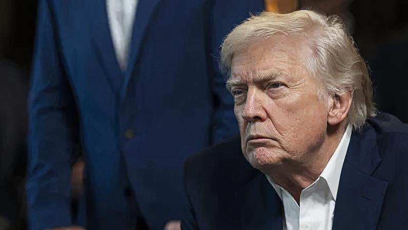 Fotografia mostra o presidente dos EUA, Donald Trump, assistindo à operação militar na Venezuela que culminou na captura do ditador Nicolás Maduro em 3 de janeiro de 2026; ao fundo, é possível ver o diretor da CIA, John Ratcliffe