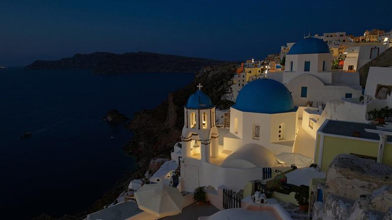 O verão é o melhor momento para contemplar os magníficos pores do sol em Santorini, na Grécia