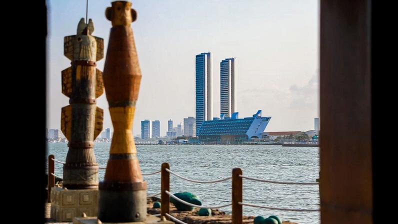 Parque de esculturas em primeiro plano e ao fundo o Cais de Santa Rita com o Novotel Recife Marina