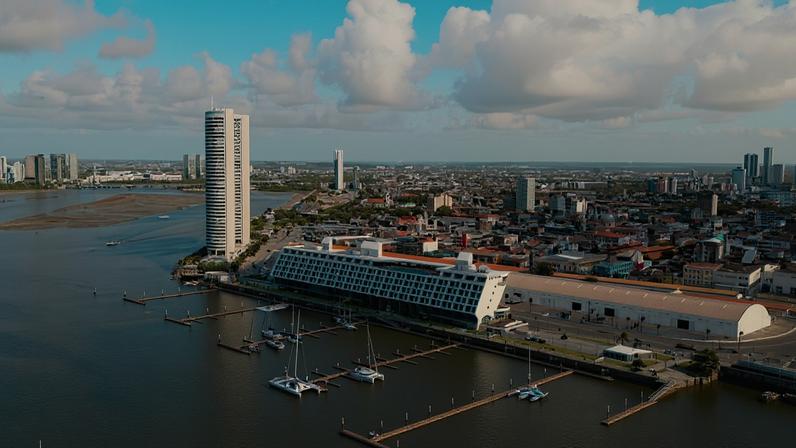 Vista do Cais de Santa Rita com o Novotel Recife Marina em primeiro plano
